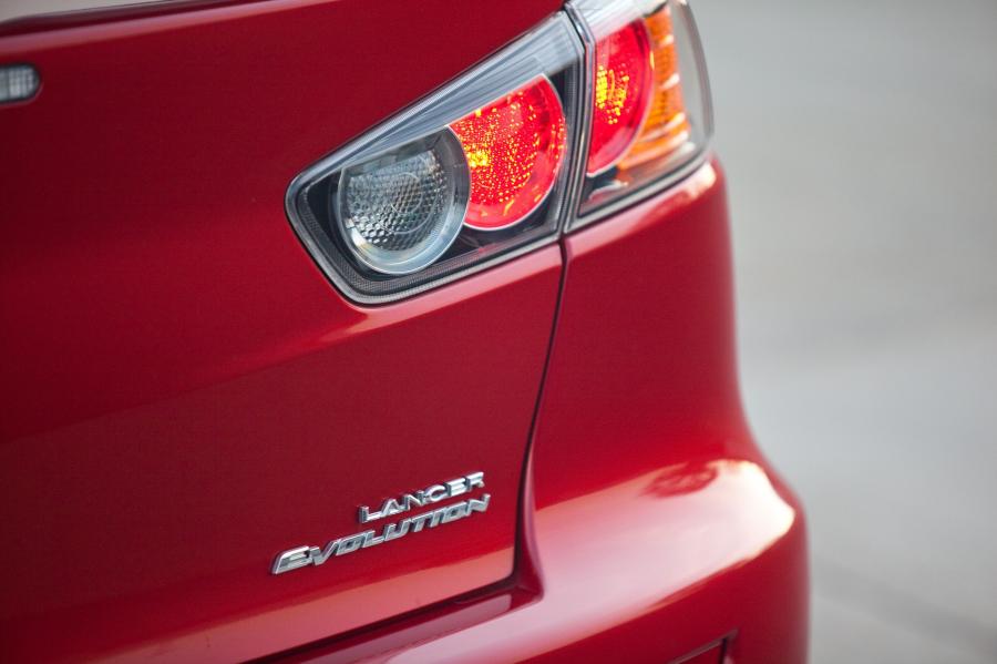  Mitsubishi Lancer Evolution X GSR 2012 года  (фото 14 из 18)